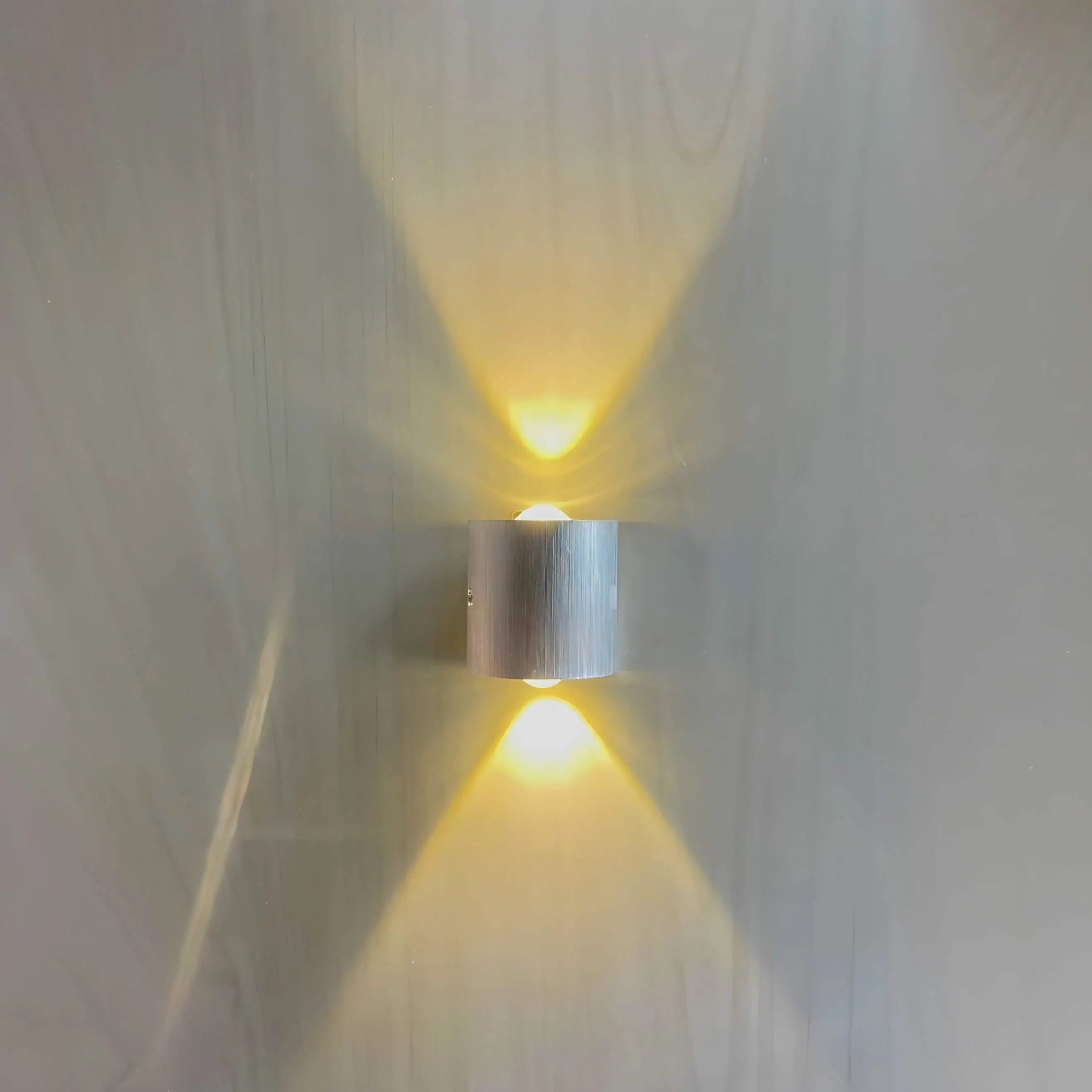 Light117 - مصباح حائط فضي